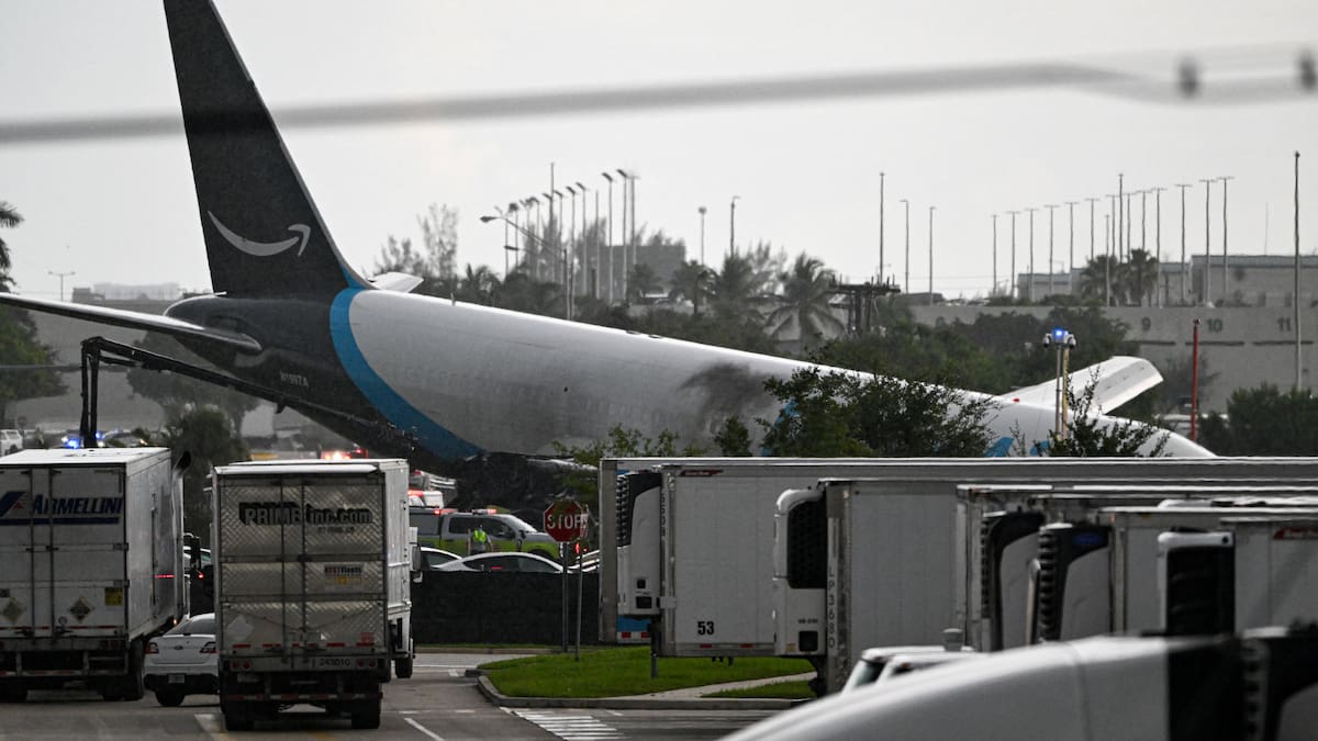 5 dead after Amazon cargo plane overshoots runway, strikes vehicles