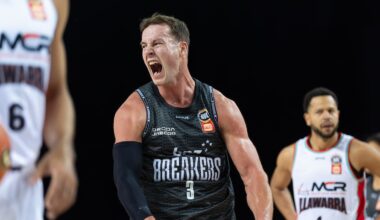 New Zealand Breakers beat Illawarra Hawks to open NBL season in style