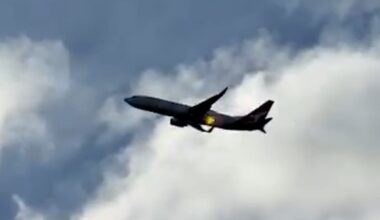 Flames seen, loud bangs heard as Qantas jet leaves Queenstown