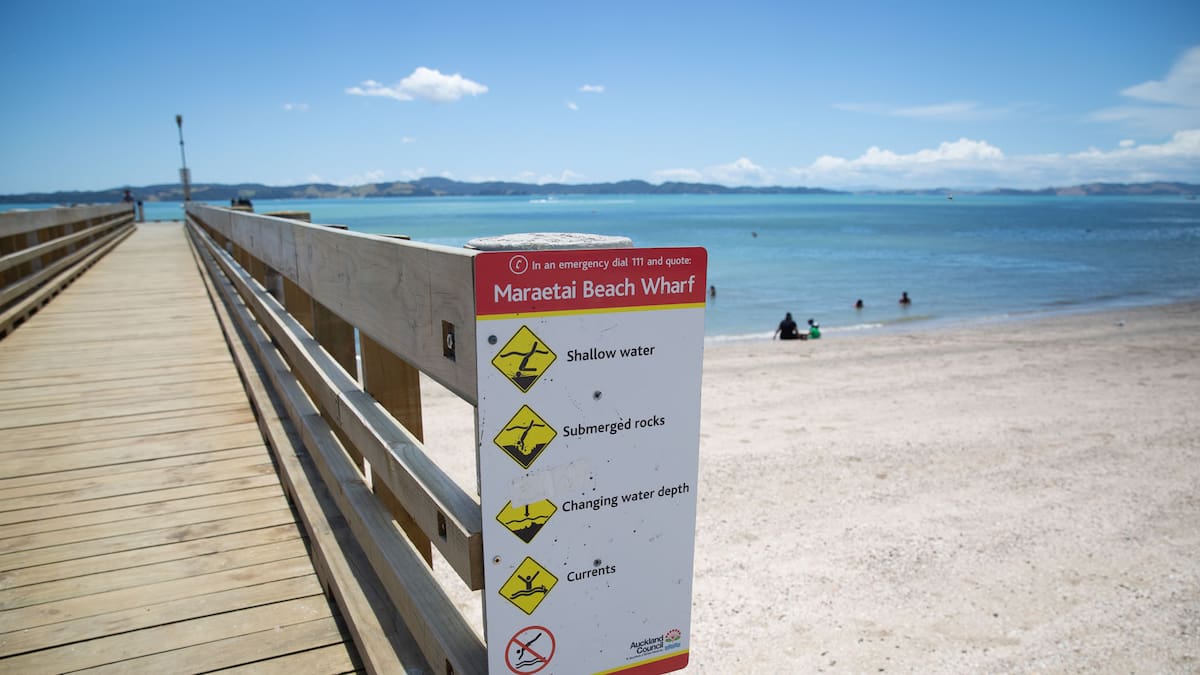 Maraetai Beach rescue: 3 hospitalised after kayaks capsize in icy waters off Auckland coast