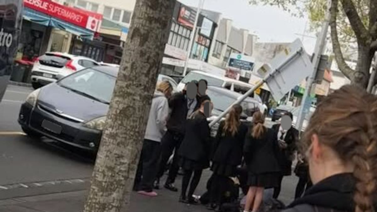 Student injured after bus collides with pole, signpost falls on her in Ellerslie, Auckland