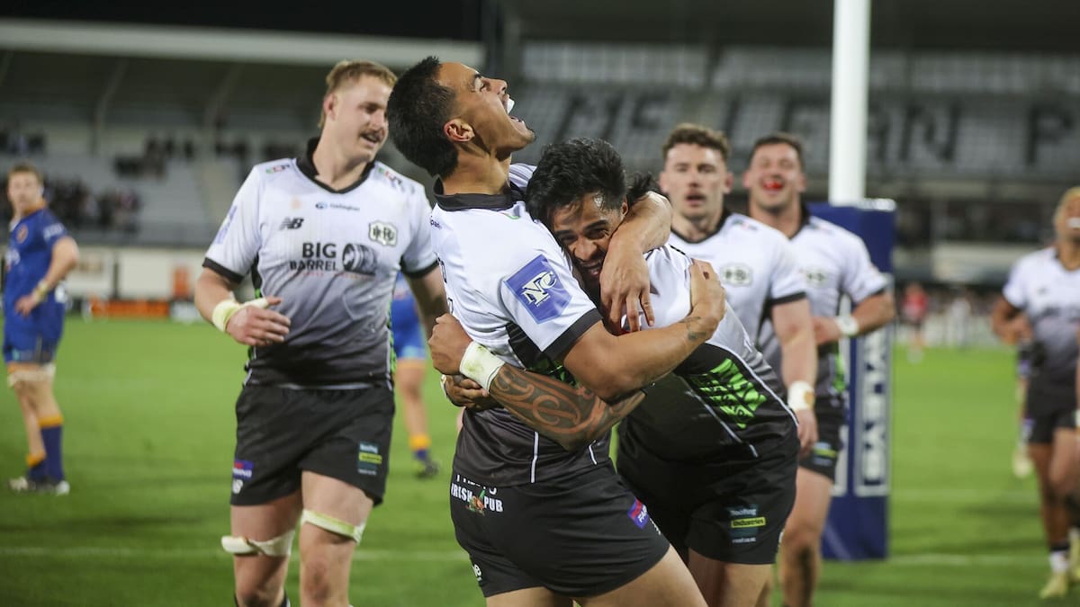 Three last-quarter tries as Magpies claim record sixth win in a row