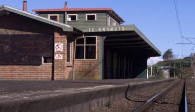 Passenger on train at Te Awamutu says carriage halted seconds after bystanders yell ‘stop, stop’