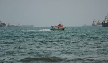US strikes 3 Iranian oil tankers, says its warships were targeted