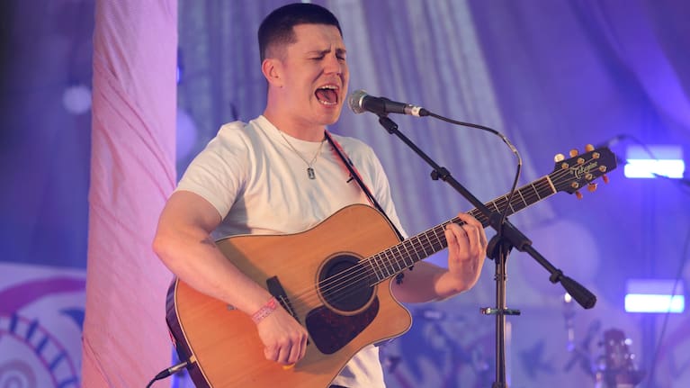  Aaron Rowe performs during the Glastonbury Festival in Worthy Farm, Somerset, England, on June 26, 2025.