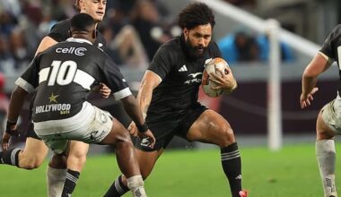 All Black delays England move, re-signs with Hurricanes