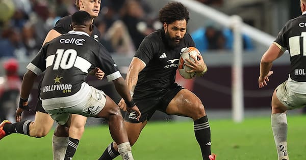All Black delays England move, re-signs with Hurricanes