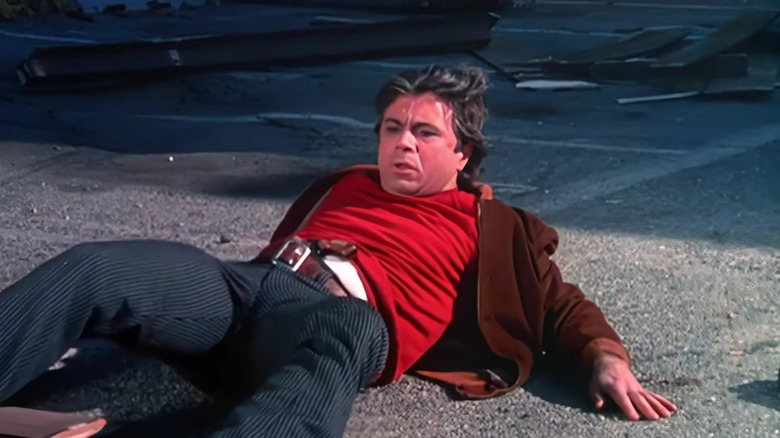 Robert Blake as Baretta, laying on the pavement in Baretta