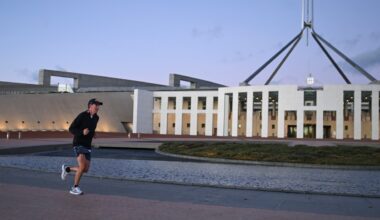 Leading economist Warren Hogan warns Australia needs to decide between lower government spending now or financial crisis later
