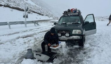 Cars stuck as heavy snow closes some South Island highways