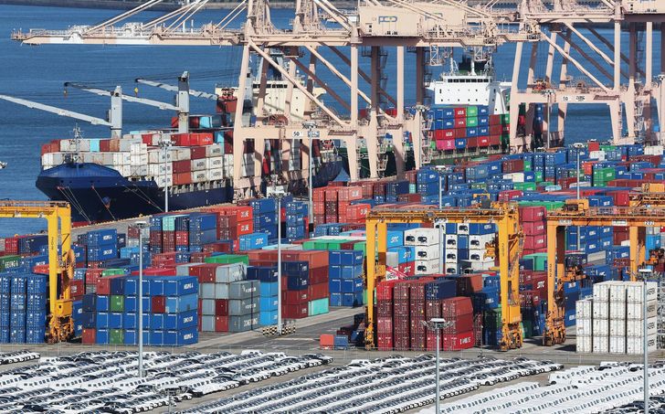 Containers boudn for exports are stacked at a port in Pyeongtaek, Gyeonggi Province, Sept. 6. Yonhap