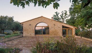 A barn in Chianti becomes a contemporary home, Blend Studio, Tuscany