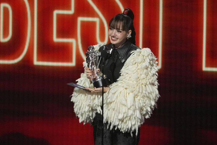 Lisa of girl group BLACKPINK accepts the award for Best Pop for 'Dream' during the MTV Video Music Awards at the Peacock Theater in Los Angeles, Calif., Sunday (local time). AP-Yonhap