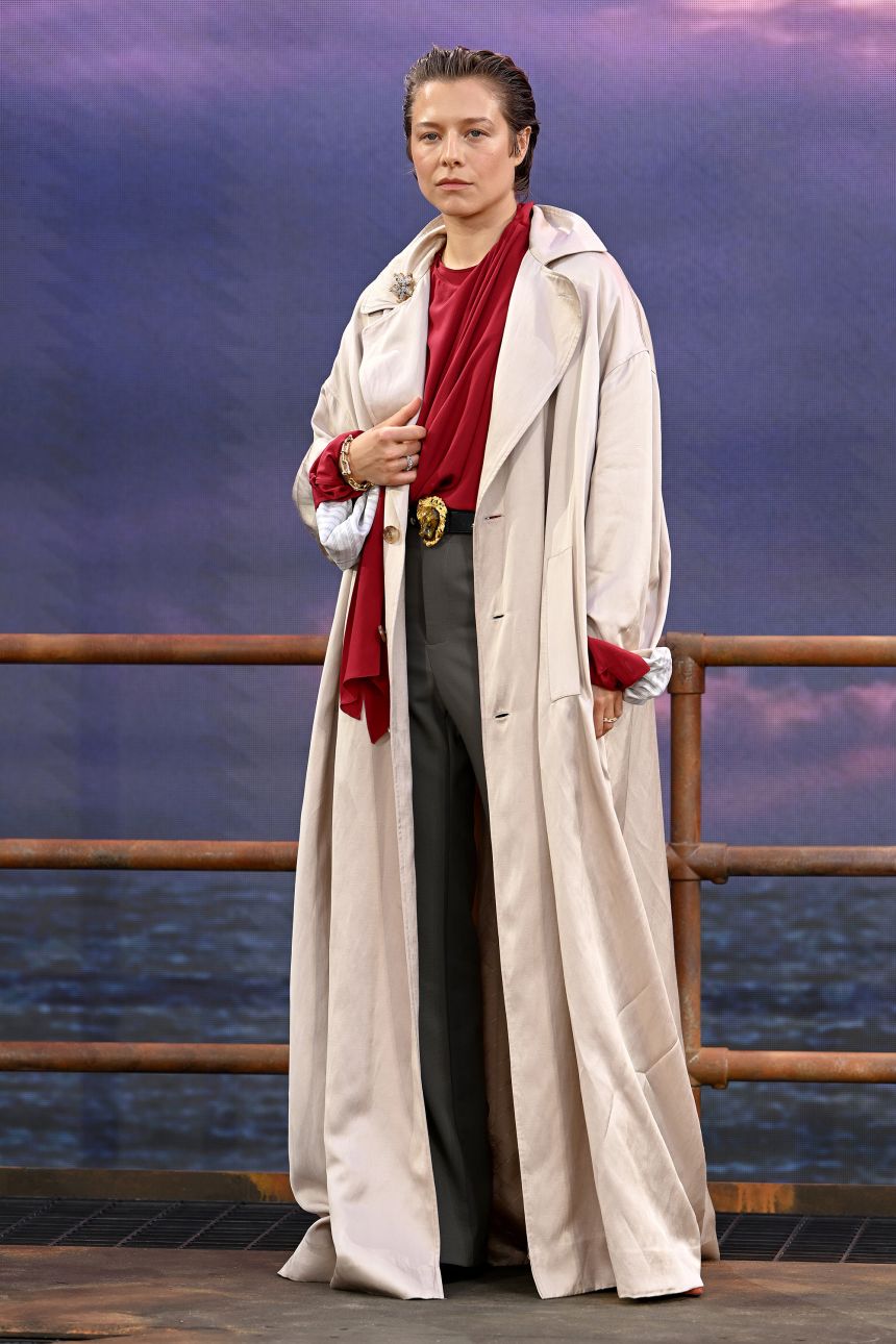 D'Arcy and their stylist Rose Forde finished off the look with a Tiffany & Co. brooch designed by Jean Schlumberger.