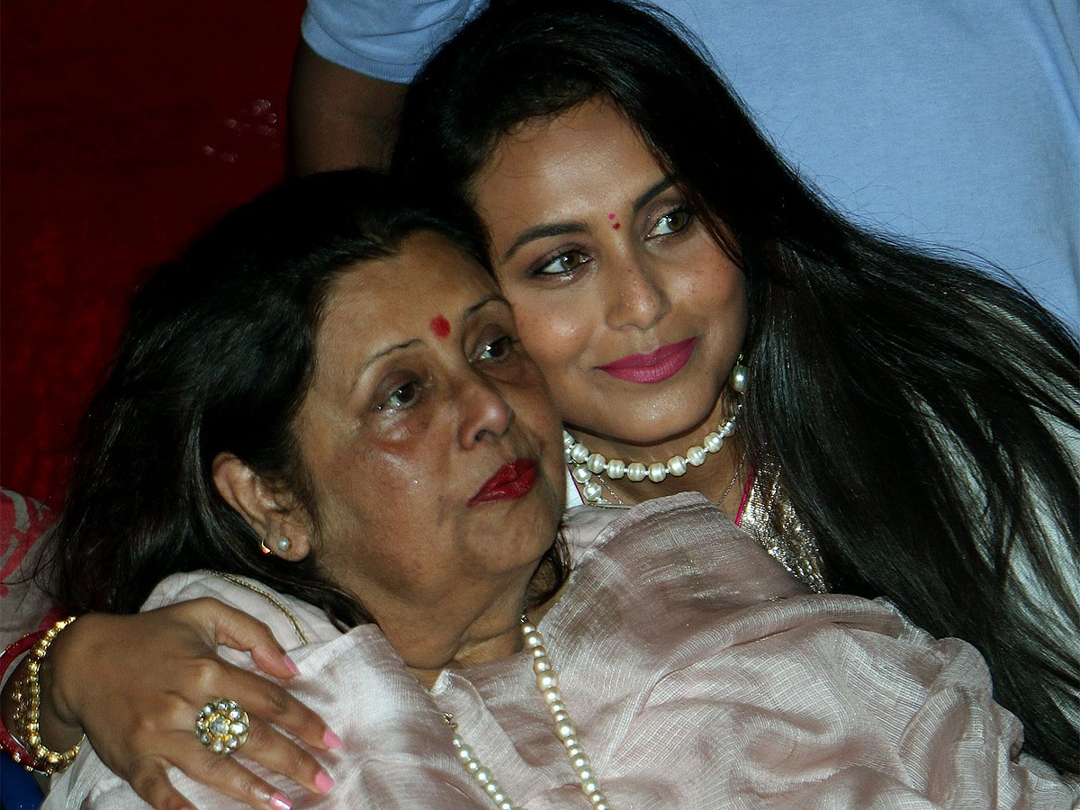 Shah Rukh Khan and Alia Bhatt stand by Rani Mukerji as she bids farewell to mother Krishna at funeral