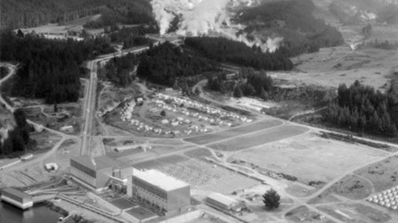 How did New Zealand’s Wairākei power station become the world’s first to use flash steam