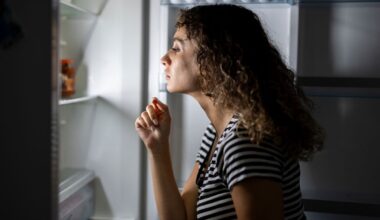 What it means if you still feel hungry after eating, according to a nutritionist
