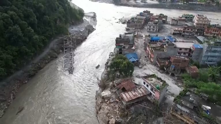 Thousands of troops are searching for survivors after devastating floods killed nearly 800 people, with five New Zealanders among those still missing.