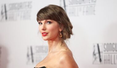 What Is "Gray Rocking?" A Psychiatrist Explains Taylor Swift's "Pink Clouding"