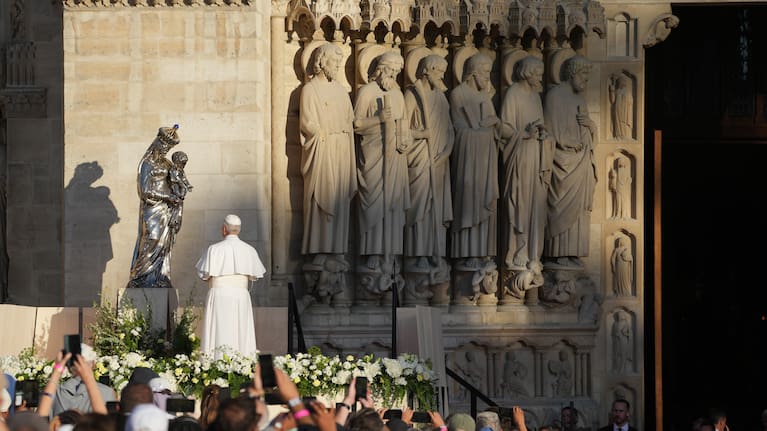 Pope Leo XIV prayed at Notre Dame Cathedral during his Paris visit.