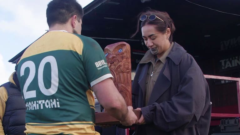 Te Arikinui Kuini Nga wai hono i te po hands over the Kīngi Tuheitia Memorial trophy to inaugural winners Taniwharau.