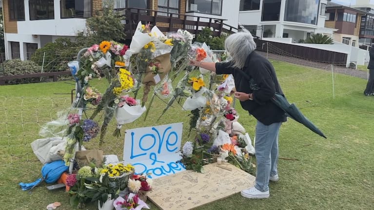 Families and members of the community paid tribute to the victims in the landslide at Mount Maunganui.
