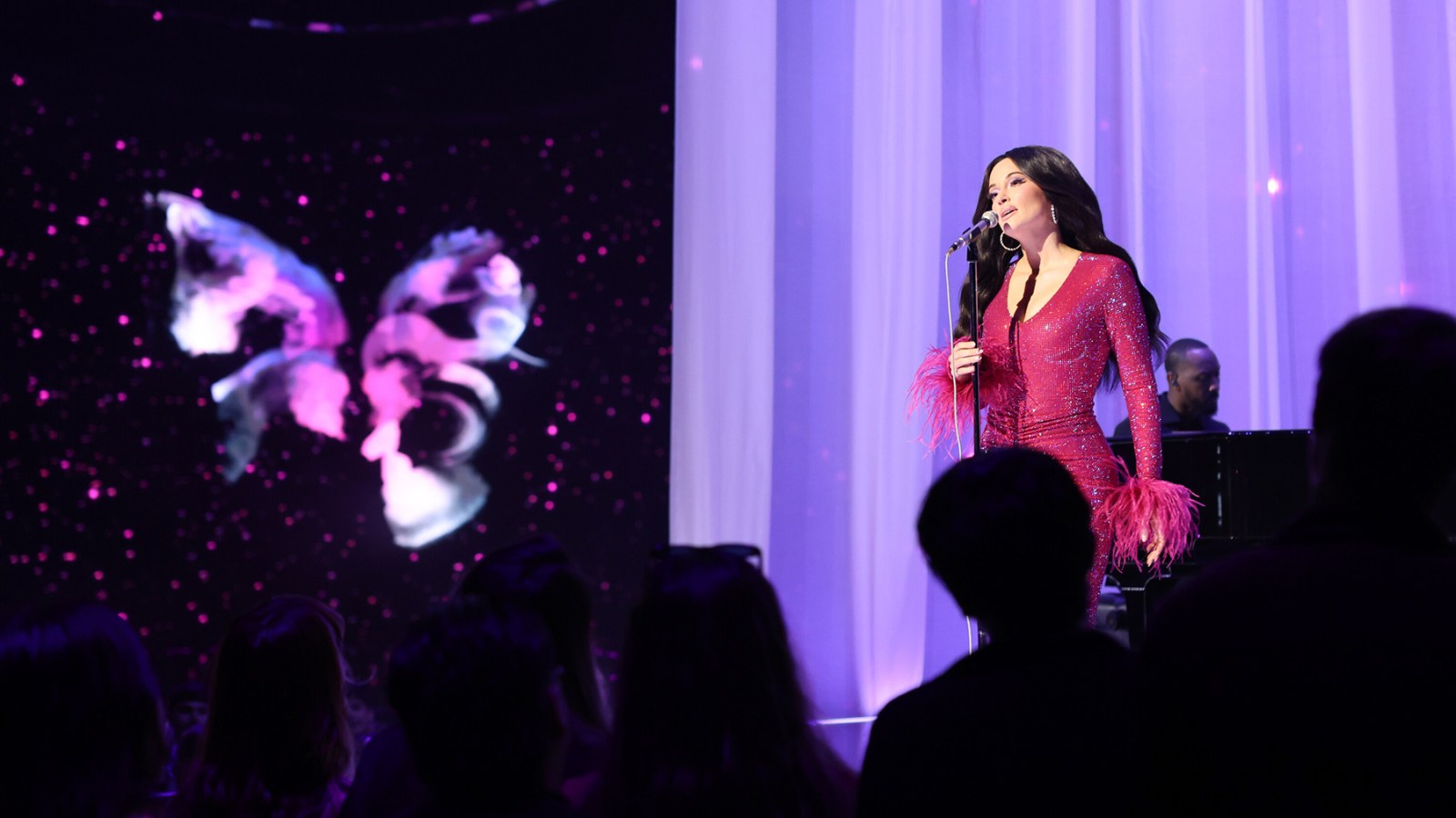 Kacey Musgraves Sings Emotional Dolly Parton Tribute at VMAs