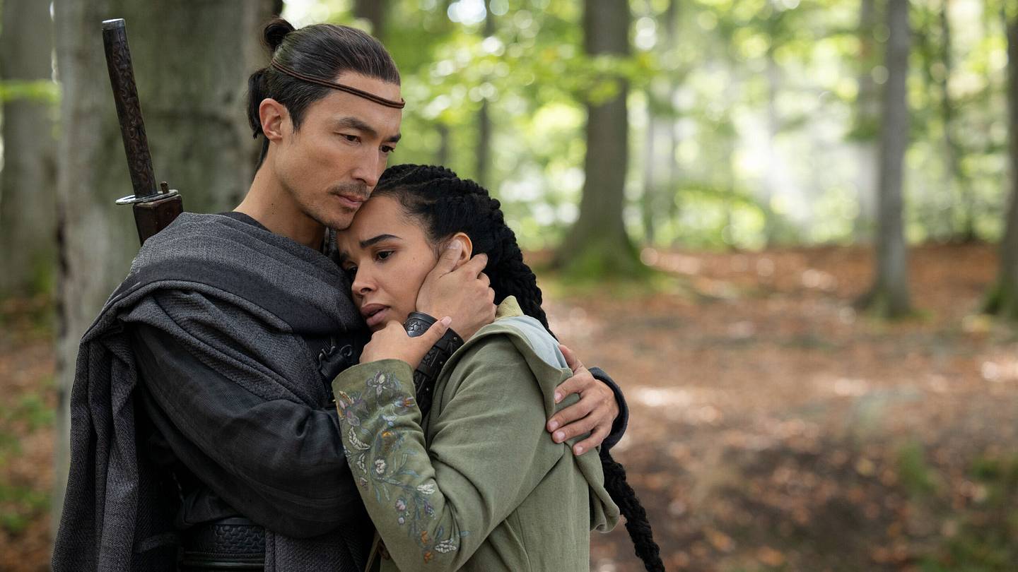 Daniel Henney (Lan Mandragoran), Zoë Robins (Nynaeve al’Meara) in The Wheel of Time season 2. Image: Prime Video.