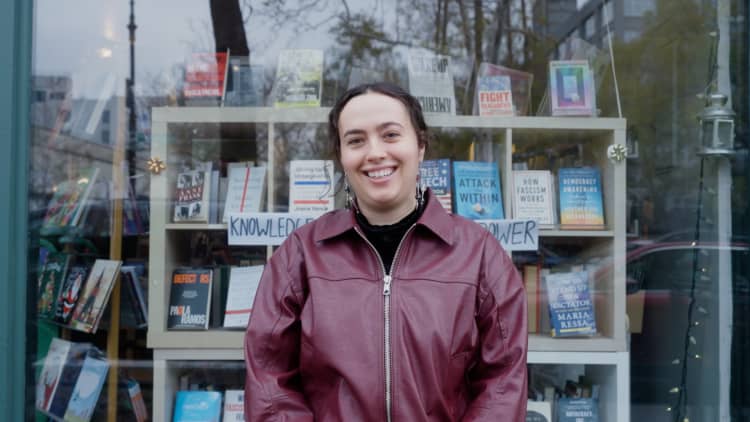 26-year-old works at a bookstore and lives on $53,000 a year in New York City