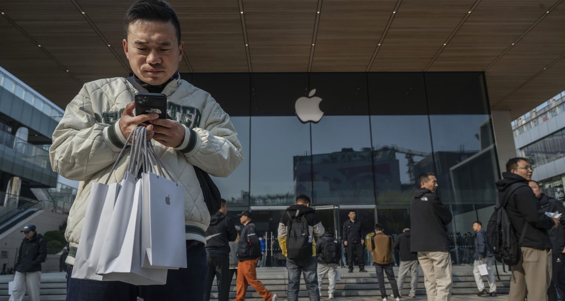 Apple's iPhone Duo China launch draws scalpers in Beijing