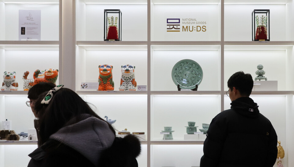 이날 서울 용산구 국립중앙박물관 기념품점에서 관람객들이 박물관 문화상품 '뮷즈'를 고르고 있다. 2025.12.30 ryousanta@yna.co.kr/2025-12-30 14:30:10/