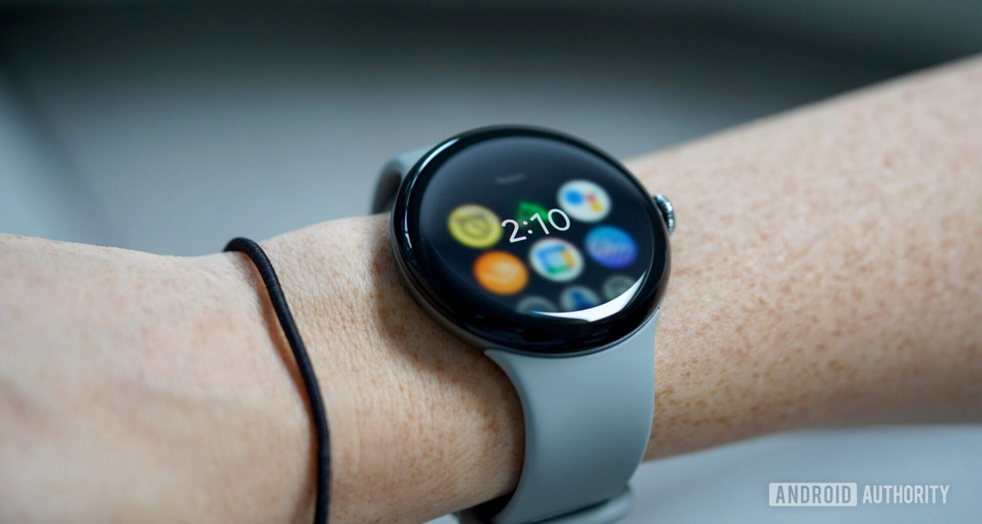 A Pixel Watch 3 displays a user's AOD.