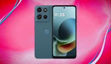 Moto G Play product render on a pink colored background