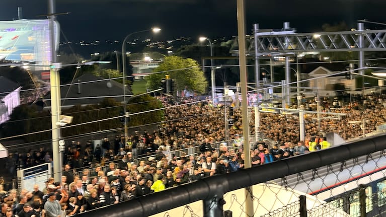 Large crowds at Kingsland station waiting for a train.
