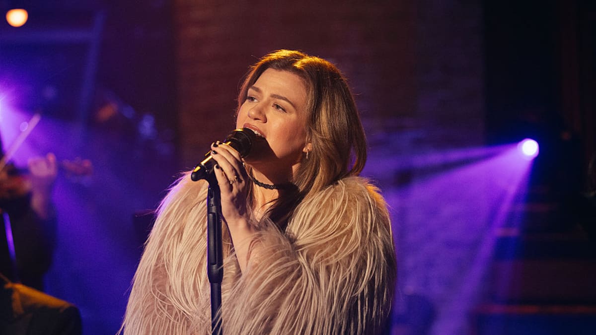 Kelly Clarkson dispute: Brooklyn toy shop owner says threats followed criticism