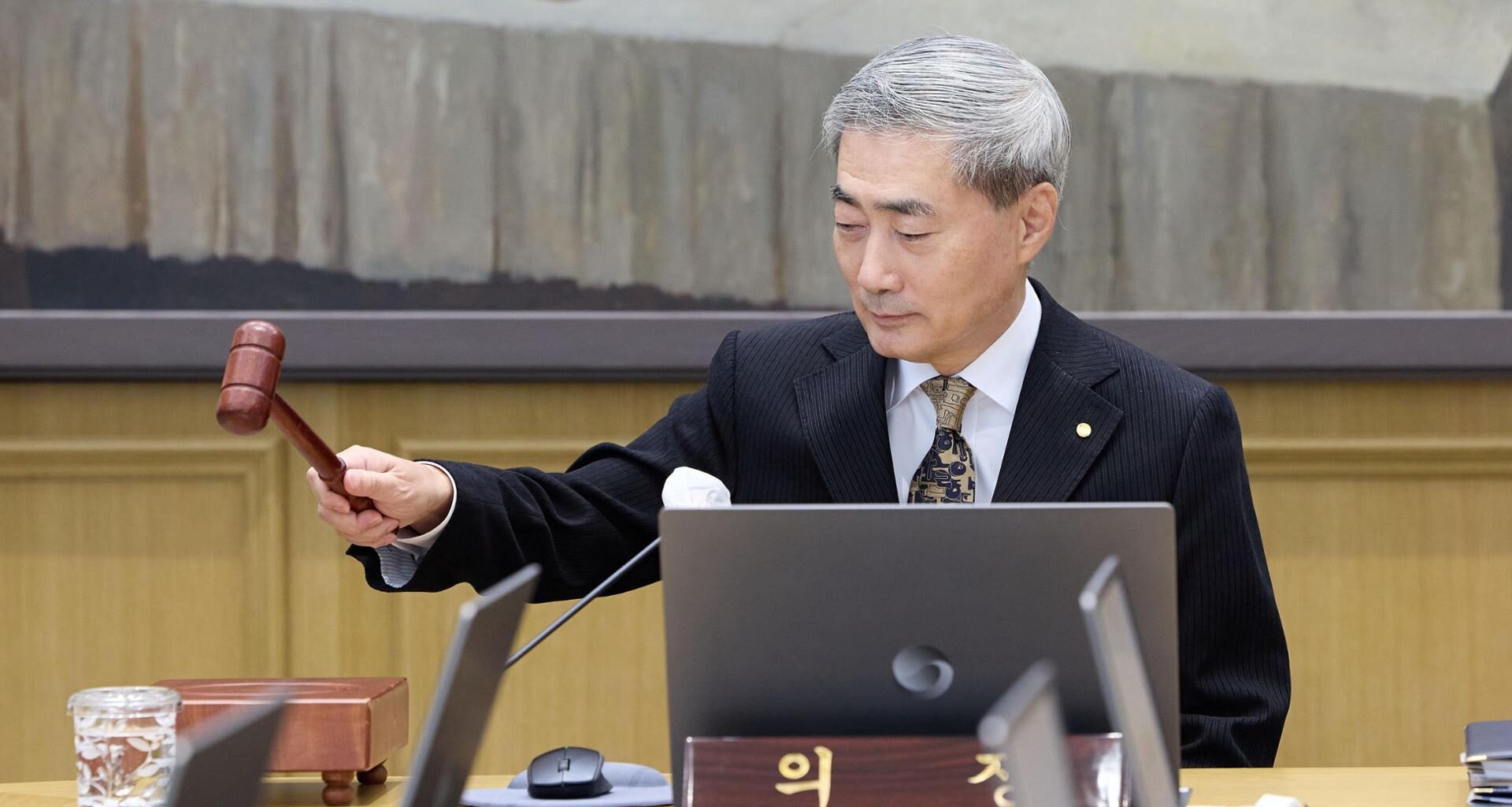 Bank of Korea Gov. Shin Hyun-song bangs the gavel to open a Monetary Policy Board meeting at the central bank in Seoul, Thursday. Courtesy of BOK