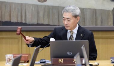 Bank of Korea Gov. Shin Hyun-song bangs the gavel to open a Monetary Policy Board meeting at the central bank in Seoul, Thursday. Courtesy of BOK