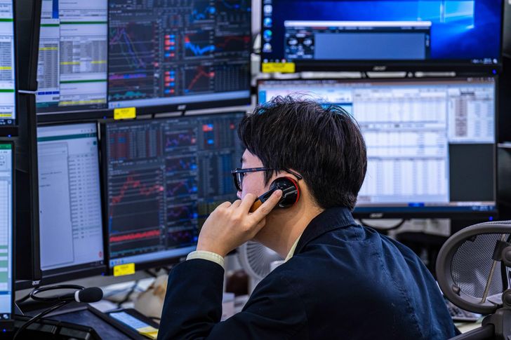 An official works at Hana Bank's dealing room in Seoul, Thursday. Korea Times photo by Shim Hyun-chul