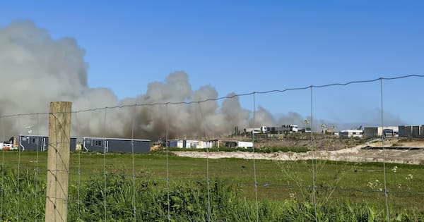 Large vegetation fire near Auckland airbase contained