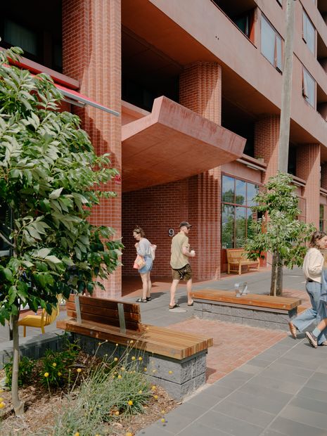 At the centre of the facade, the rotation of a blade wall and a ‘floating’ concrete canopy together form a dynamic, truncated entry lobby.