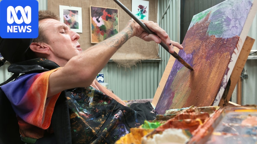 WA artist uses one hand and his wheelchair to create abstract paintings