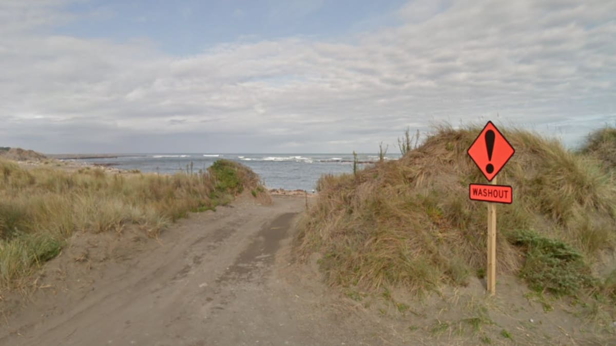Tangimoana Beach: Swimmer dies after being swept out to sea in Manawatu-Whanganui