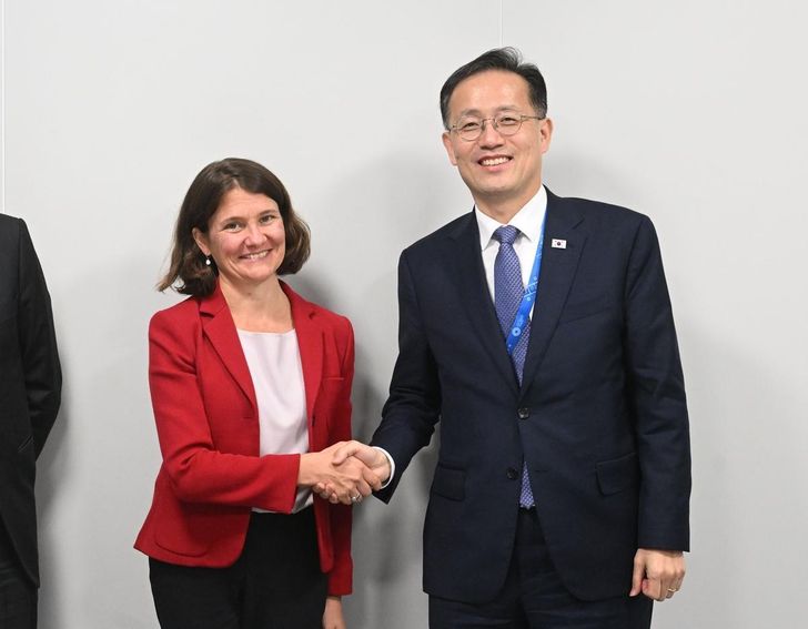 Finance Minister Lee Hyoung-il, right, poses for a photo with Marie Diron, global head of Moody's Sovereign and Sub-Sovereign Risk Group, in Bangkok, Oct. 16. Courtesy of the Ministry of Finance and Economy