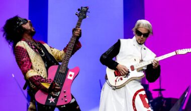 John 5 says it's a compliment if people think Mötley Crüe use backing tracks