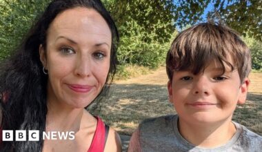 'Tone deaf at best' - advice to stock up on essentials worries experts and low-income families - BBC