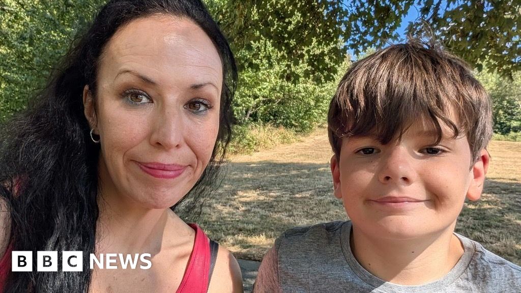 'Tone deaf at best' - advice to stock up on essentials worries experts and low-income families - BBC
