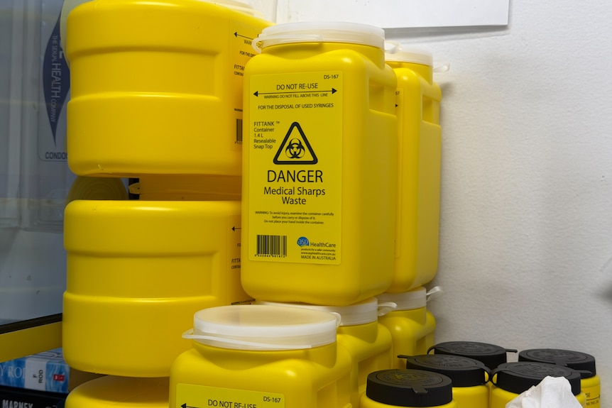 Syringe disposal canisters
