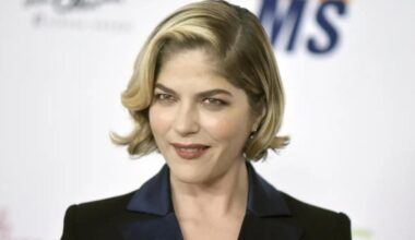 Selma Blair arrested after alleged mid-air attack, biting crew and trying to open plane door - Stuff