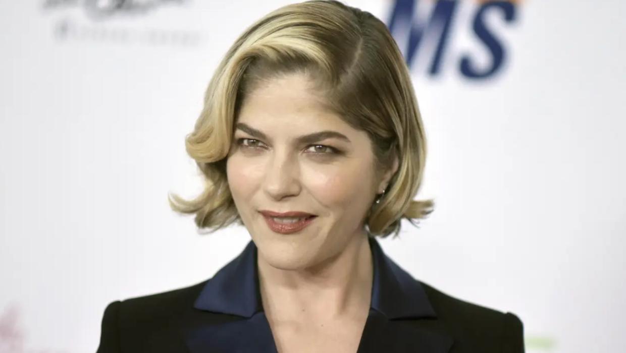 Selma Blair arrested after alleged mid-air attack, biting crew and trying to open plane door - Stuff