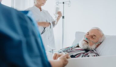 Older adult patient receiving supplemental oxygen in hospital, illustrating severe RSV complications in lung transplant recipients.